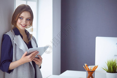 耳机中专注的女坐在台前用笔记本看屏幕做笔记在互联图片