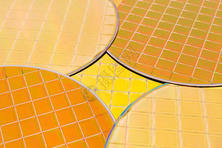 许多硅晶片三种类型带微芯片的金色晶片带微芯片的几片晶硅晶片上的彩虹带眩光背景图片