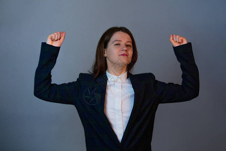 自信而坚定的女商人展示她的力量和积极的面部表情个人发图片