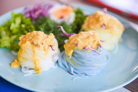 泰国美食味佳肴米粉彩色或泰式米粉面和鱼蟹咖喱汤酱图片