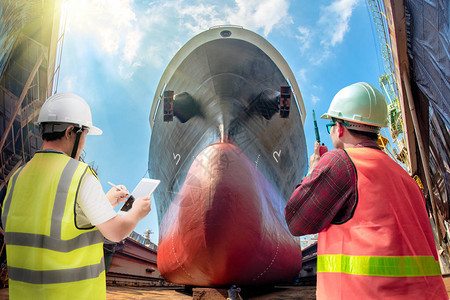 检查员验船师港口控制或工程和监督员在干船坞重新粉刷修复后审查商船舱壁的状况图片