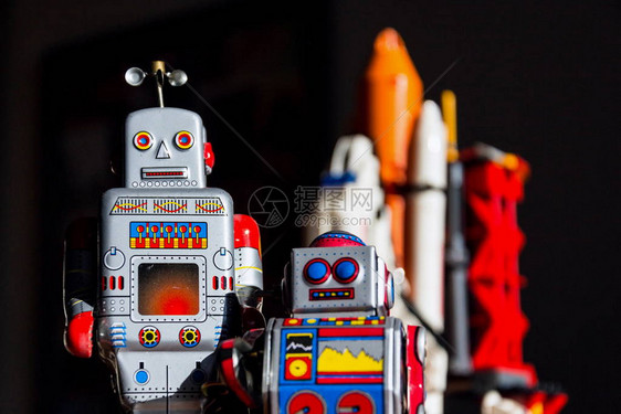 复古锡玩具机器人以火箭为背景人工智能和太空旅游概念展望太图片