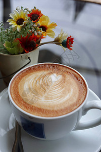 热拿铁咖啡饮料放在咖啡厅的桌子上图片