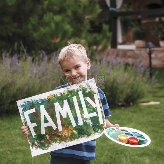可爱的蹒跚学步的孩子带着可爱的手印项目让他在夏天在家或户外忙碌图片