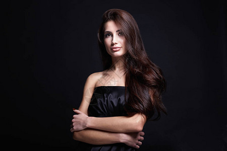 黑色礼服的美丽的头发女孩健康头发的美丽女人的图片