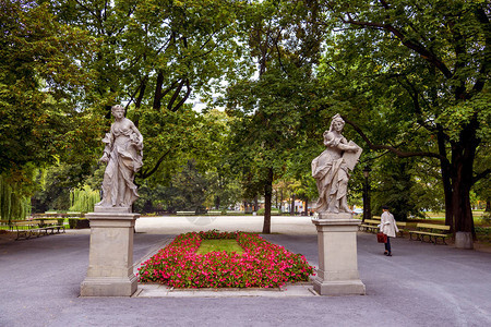 波兰华沙撒克逊花园的砂岩雕像音乐的寓言描写1745年以前由匿名的华沙雕塑家在JohannGeorgPlersch背景图片