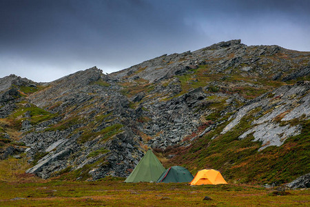 秋天一座山背景上的帐篷图片