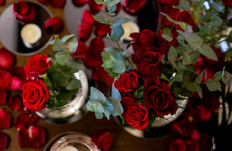 win8桌面在深红玫瑰的花束上紧贴背景