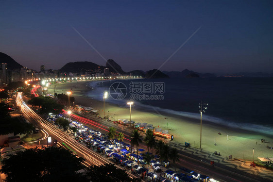 夜间在巴西里约热内卢对Copacabana海滩和SugarLoaf山的远处进行美图片