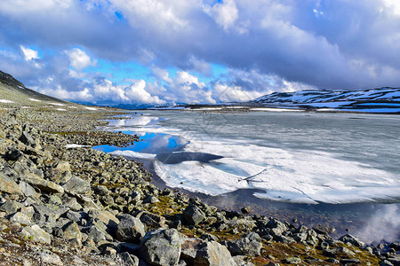 从挪威美丽的山地景观中全国旅游雪路Aurlandsvegenf2图片