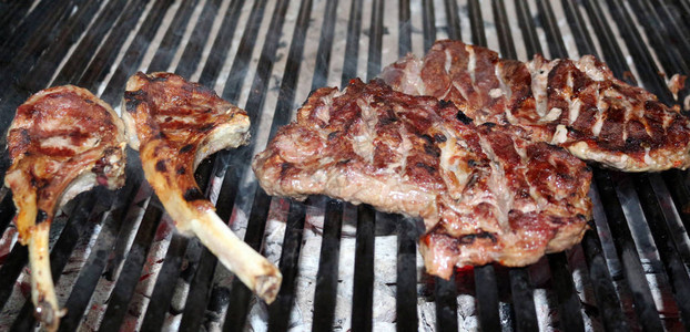 烤肉上的煤烤肉图片