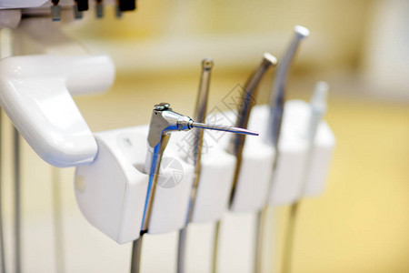 牙医办公室的不同牙科器械和工具现代牙医工具和图片