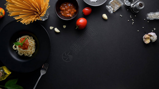 美味经典意大利面配番茄酱配料的顶部视图图片