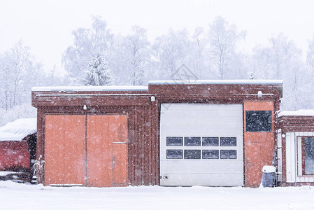 芬兰拉普兰Lapland的森林中的房子冬季被大图片