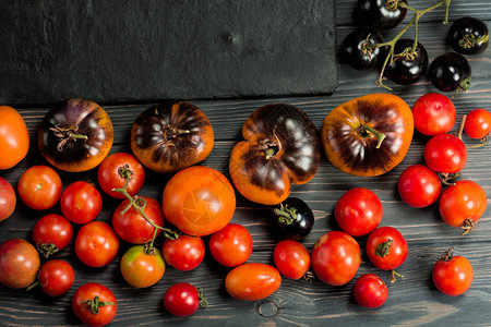 不同种类的番茄混合多彩红色黄色图片