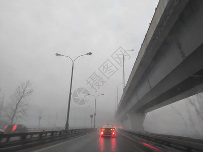 白天雾中的汽车图片