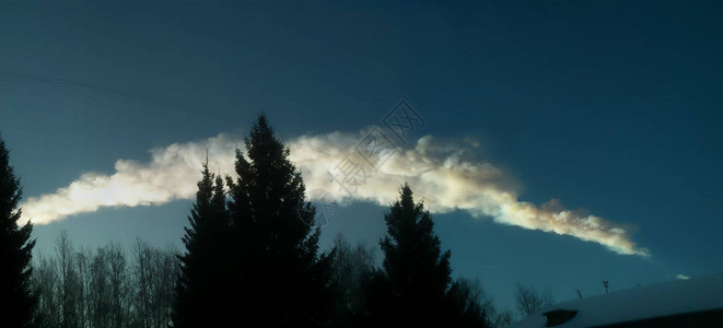 2013年2月15日俄罗斯联邦Chelyabinsk上空天上一图片