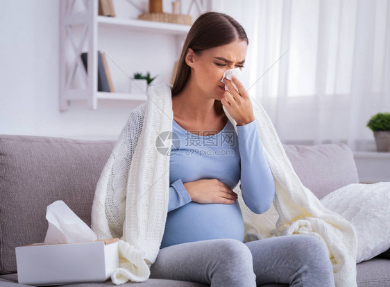 生病的孕妇在鸡窝里坐着时感到不适的鼻子图片