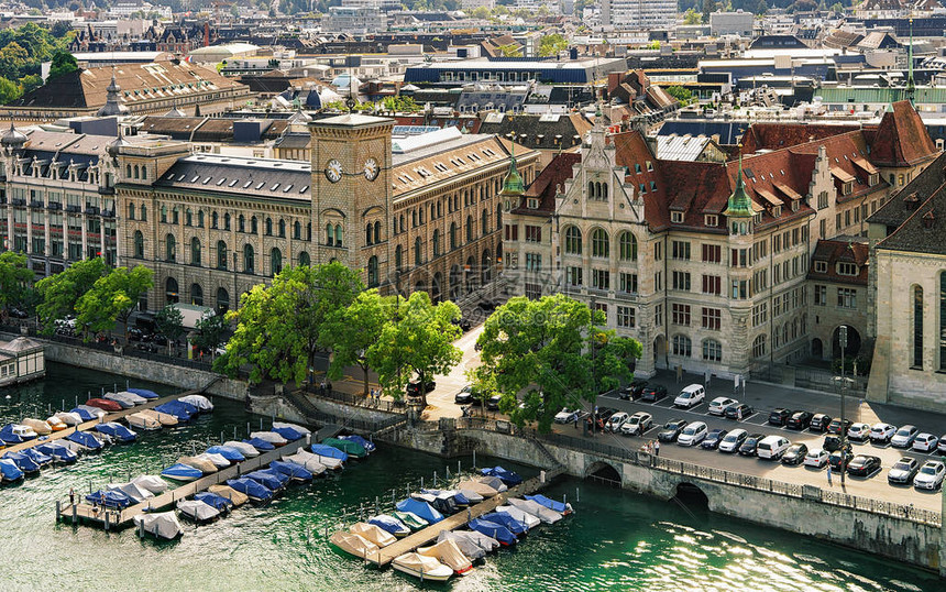 邮局和瑞士苏黎世老城林马特河的Stadthaus号船图片