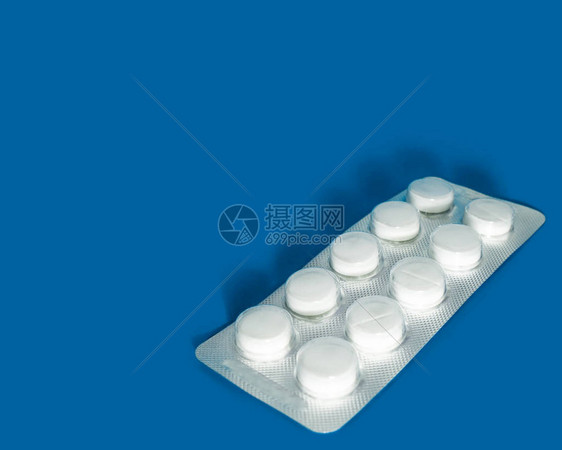 药物制剂蓝色背景上带有片剂的水泡药物图片