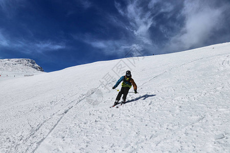 欧洲斯洛伐克低塔特拉山下坡的青少年专业天空白雪和蓝天滑雪者的天堂雕刻风格享受自由的感图片