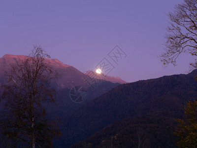月亮出现在蓝天的山峰之外图片