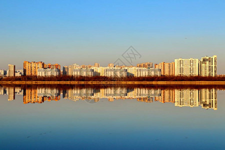 清蓝的天空和日落时的高楼建筑图片