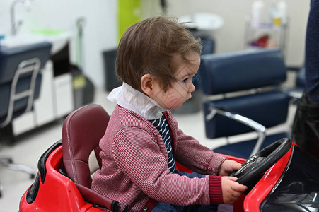 孩子正在准备理发孩子在理发店的第一次理发婴儿理发蹒跚学步为孩图片