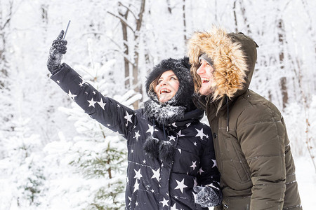 男人拍自年轻浪漫情侣笑脸的雪林图片