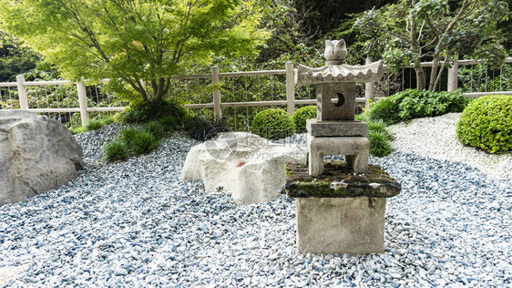 一幅风景如画的日式石头花园照片图片