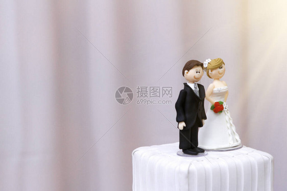 美丽的新娘和新郎雕像装饰婚礼蛋糕婚礼蛋糕中的婚礼新娘和图片