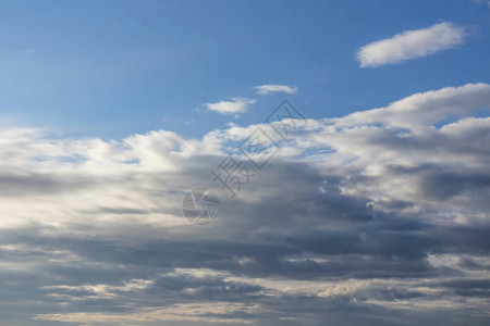 蓝天白玉云雾天气中天空背景