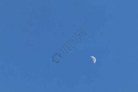 蓝天上的半个月亮图片