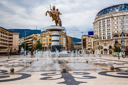 马其顿广场上的马雕像上的战士斯科普里图片