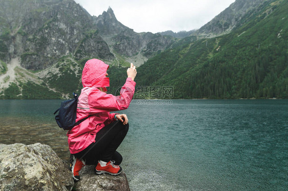 穿着雨衣的徒步者在雨天徒步旅行图片