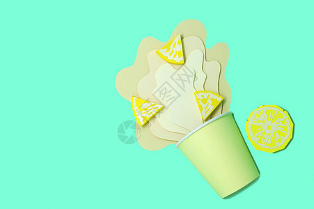 有溢出的菠萝汁的纸杯菠萝片层叠地散开果汁纸工艺和纸艺真正的体积手工纸制品极简艺术食品概背景图片
