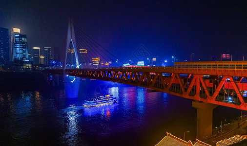 重庆市夜景河上的桥视图照明和办公楼河流反射和灯图片