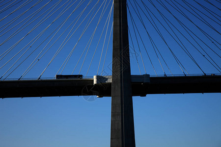 葡萄牙里斯本的大桥卡车图片