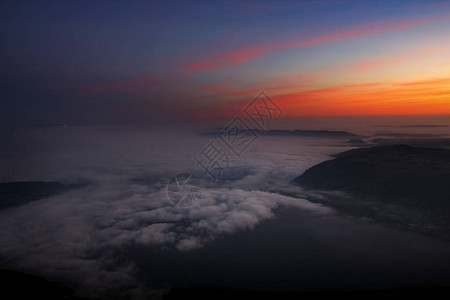 照片来自里吉山上面有红色发光的天亮从背景图片