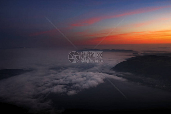 照片来自里吉山上面有红色发光的天亮从图片