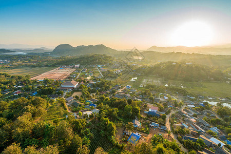 在山上看日出在小城镇的景色背景图片