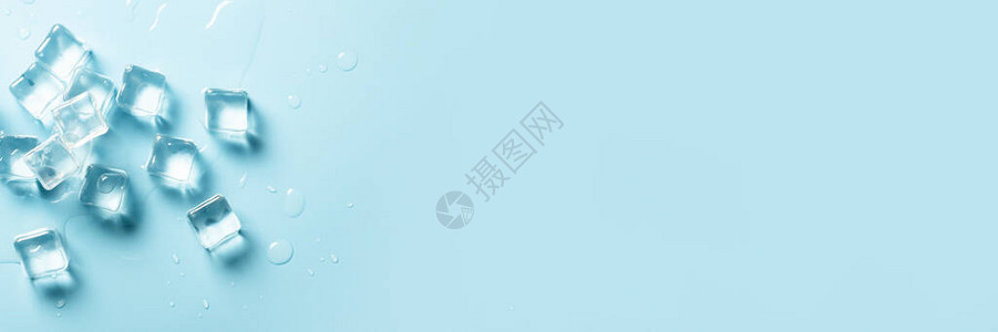 蓝色背景上加水的冰块饮料的冰概念横幅图片