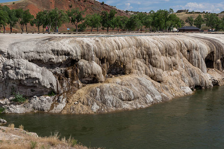 多年热矿泉水流留下的特雷弗丁和石膏层现已形成怀俄明州荷尔蒙比格霍恩图片