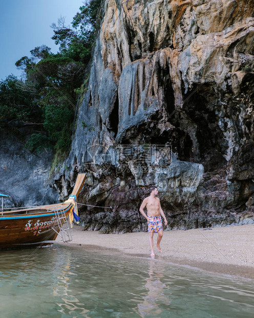 在泰国度假的青年男子在泰国访问Phanngga湾图片