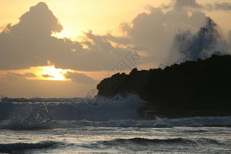 太阳升起时海浪在尖图片