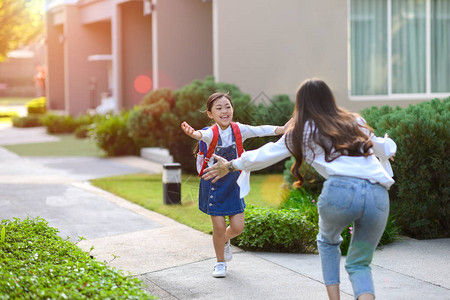 女孩在放学后回家时的情绪幸背景图片