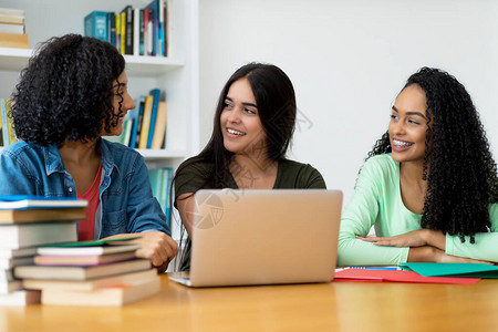 大学计算机专业的拉丁裔和美洲裔女学生人图片