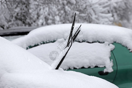 冬天汽车被大雪覆盖汽车刮水器升起图片