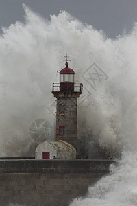 在大海风暴中不知所措的无动于衷的人杜罗河口是旧灯塔图片
