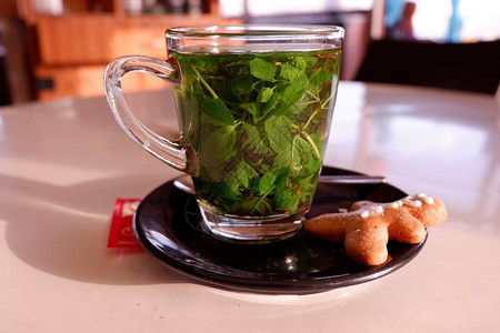 摩洛哥薄荷茶和姜饼干的透图片